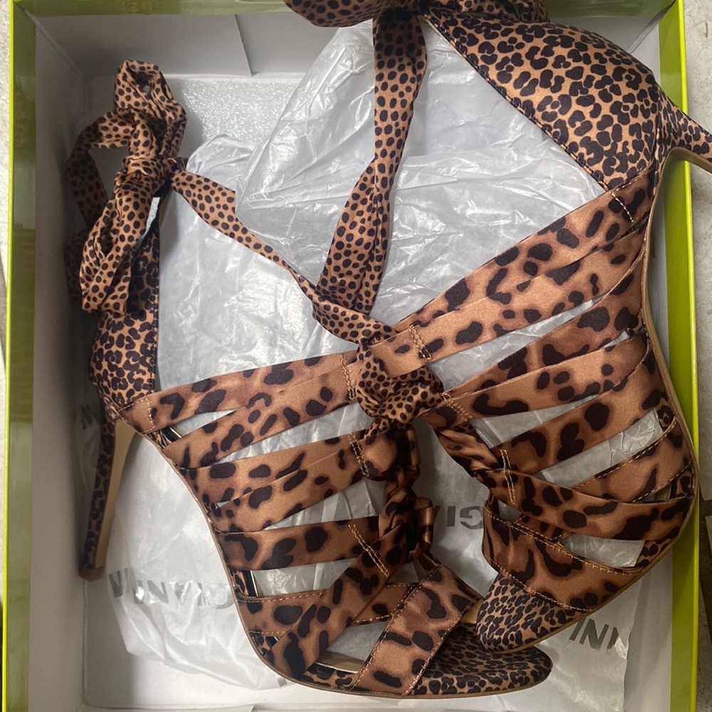 Gianni leopard heels size 8 brand new never worn